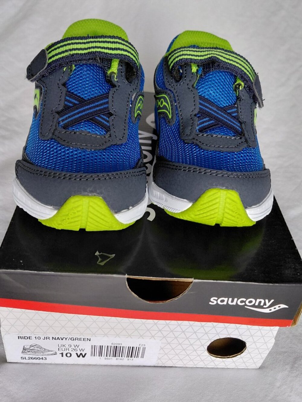 NEW IN BOX Saucony Ride 10 Jr Navy/green Size 10W